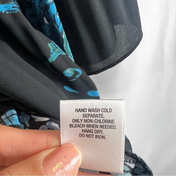 Quintessential Woman Modest blouse Size: 1X 
Women's Black and Blue Paisley Top - Picture 10 of 15